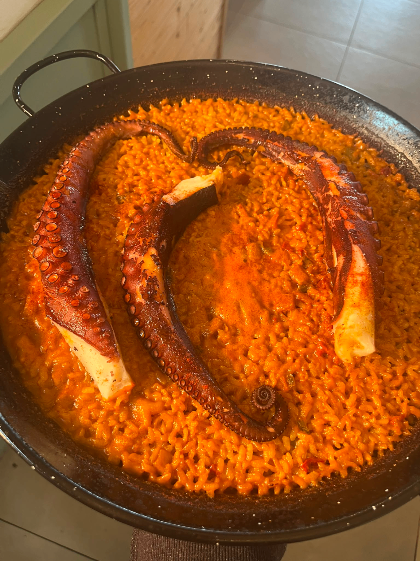 Paella marinera de Ca la Farrera servida en cassola de ferro