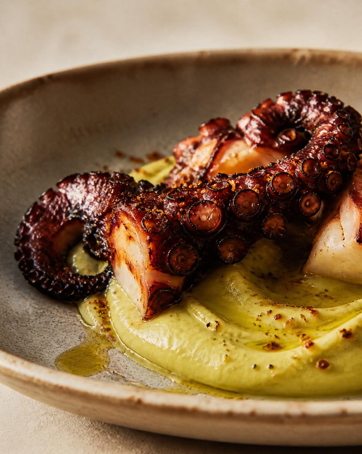 Pop a la parrilla amb cremoso d'alvocat